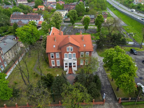 Willa Ambasador w Zabrzu na sprzedaż. Zabytkowa nieruchomość inwestycyjna z dużym terenem