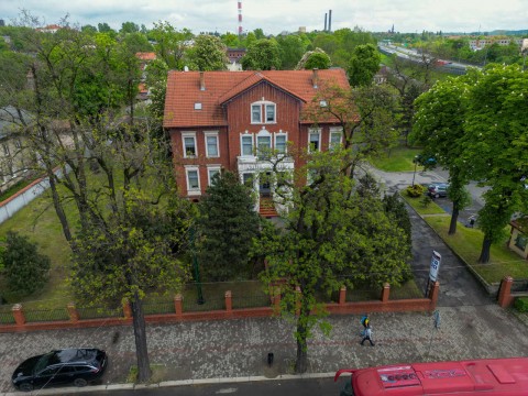 Willa Ambasador w Zabrzu na sprzedaż. Zabytkowa nieruchomość inwestycyjna z dużym terenem