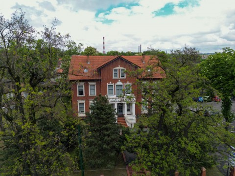 Willa Ambasador w Zabrzu na sprzedaż. Zabytkowa nieruchomość inwestycyjna z dużym terenem